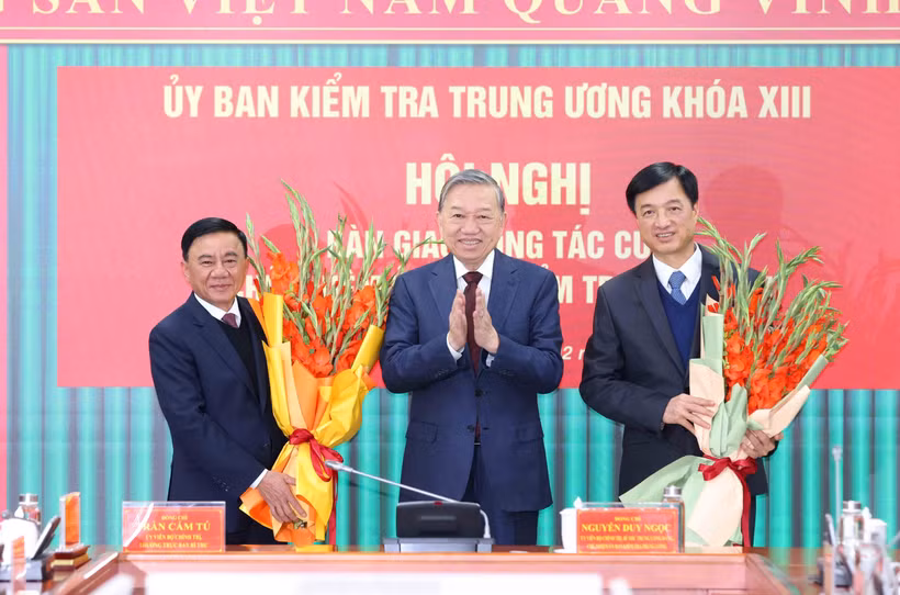El secretario general del Partido Comunista de Vietnam (PCV), To Lam (centro) en la conferencia de entrega de trabajos del jefe de la de Control Disciplinario del Comité Central del PCV (Fuente: VNA)