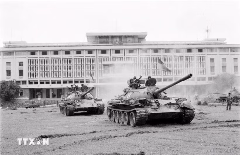 En la mañana del 30 de abril de 1975, cientos de tanques y vehículos blindados avanzaron hacia el Palacio Presidencial del gobierno títere de Saigón, liberando esta urbe. (Foto: VNA)
