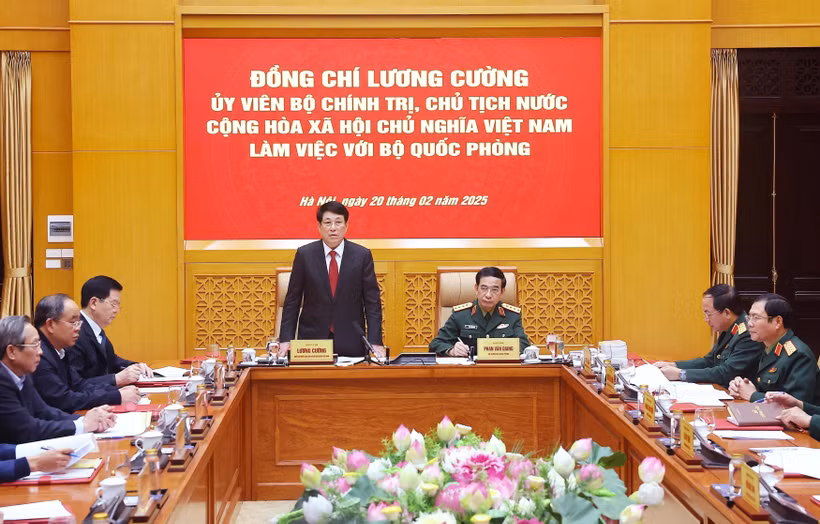 El presidente de Vietnam, Luong Cuong, mantiene una sesión de trabajo con el Ministerio de Defensa (Fuente: VNA)