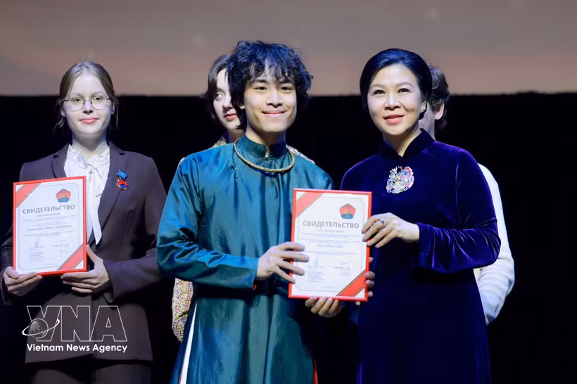 Ngo Phuong Ly, esposa del secretario general del Partido Comunista de Vietnam y presidente del país, To Lam, entrega premios a estudiantes destacados. Foto: VNA