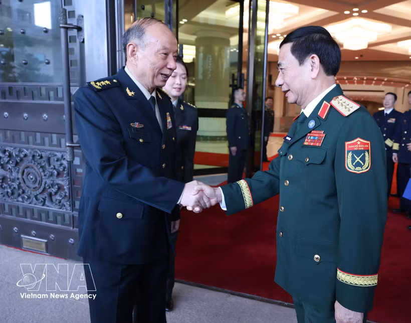 El general Phan Van Giang, viceprimer ministro y titular de Defensa de Vietnam, (derecha) se reúne con el coronel general Zhang Shengmin, vicepresidente de la Comisión Militar Central de China. (Fuente: VNA)