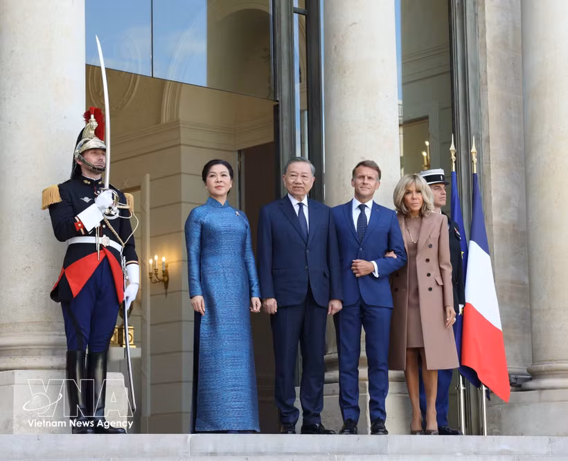 El presidente francés Emmanuel Macron y su esposa dan la bienvenida al secretario general del Partido Comunista de Vietnam y presidente del país, To Lam, y a su cónyuge. Foto: VNA