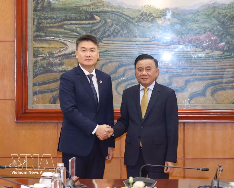 Tran Cam Tu, miembro del Buró Político y permanente del Secretariado del Comité Central del Partido Comunista de Vietnam, y Thongly Sisoulith, secretario de la Unión de la Juventud Revolucionaria de Laos (Fuente: VNA)