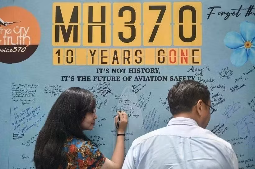 Personas conmemoran a las víctimas del vuelo MH370 de Malaysia Airlines en Subang Jaya, Malasia, el 3 de marzo de 2024. (Foto: AFP/VNA)