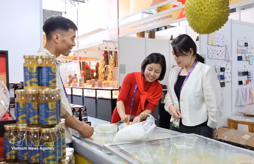 Representantes de empresas vietnamitas presentan pasteles con sabor a durián a clientes chinos en la 22ª Exposición China-ASEAN (CAEXPO) 2025 (Foto: VNA).