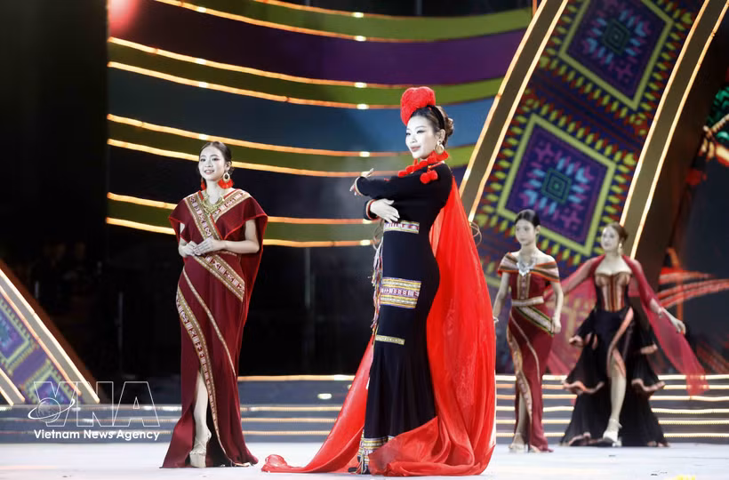 Una actuación de la Semana Cultural y Turística de Moc Chau y la Noche Internacional del Brocado de Son La 2026 (Fuente: VNA)