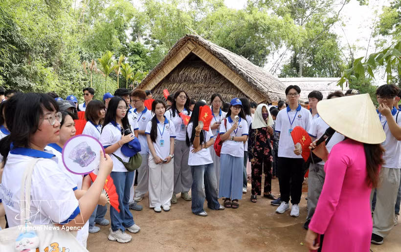 En la mañana del 15 de julio de 2026, como parte del Campamento de Verano de Vietnam 2026, una delegación de jóvenes vietnamitas residentes en el extranjero visitó el Sitio Histórico Nacional Especial Kim Lien en la provincia de Nghe An, donde depositó flores y ofreció incienso. Foto: VNA