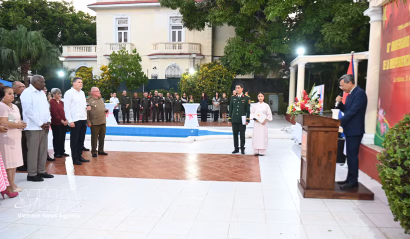 El embajador vietnamita Le Quang Long habla en la cita (Fuente: VNA)