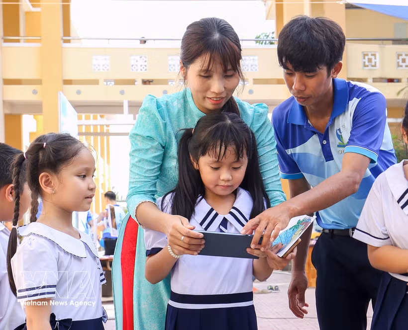 Familias, escuelas y la sociedad en general colaboran para crear un "escudo digital" que proteja a los niños en el entorno en línea. (Foto: VNA)