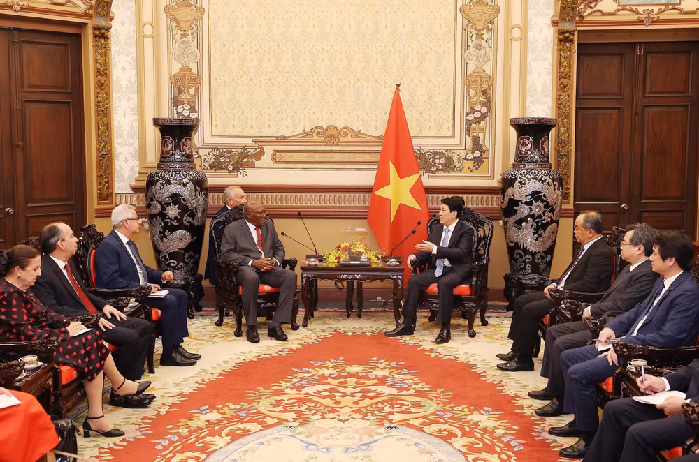 vna-potal-chu-tich-nuoc-luong-cuong-tiep-pho-chu-tich-nuoc-cuba-salvador-valdes-mesa-8003741.jpg