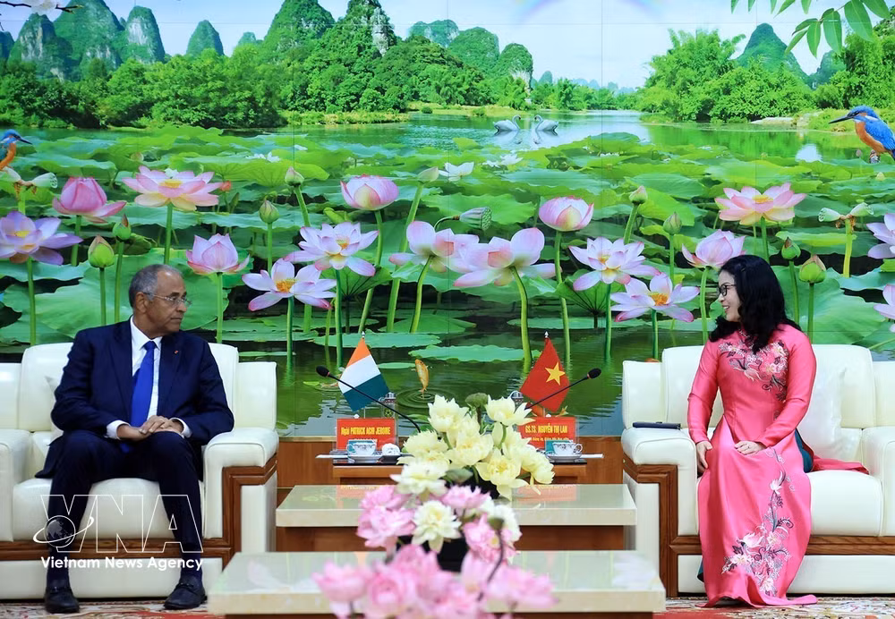 vnanet-potal-chu-tich-quoc-hoi-cote-divoire-tham-lam-viec-tai-hoc-vien-nong-nghiep-viet-nam-8978374.jpg