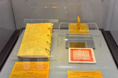 En desarrollo exposición de libros dorados de la última dinastía vietnamita