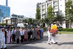 Líderes de Ciudad Ho Chi Minh rinden tributo al presidente Ho Chi Minh