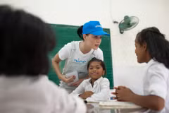 Katy Perry visita a niños con condiciones difíciles en Vietnam 