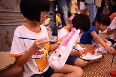 Interesados niños en elaborar máscaras para Festival del Medio Otoño