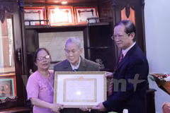 Primer vietnamita residente en Laos recibe insignia partidista