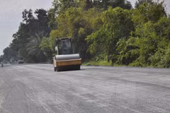 Premier vietnamita asiste al acto inicial de construcción de carretera en Kien Giang