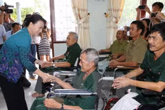 Presidenta del Parlamento vietnamita visita a personas con méritos revolucionarios