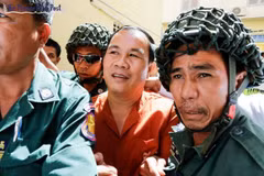Tribunal de Camboya sentencia a prisión a opositor Um Sam An