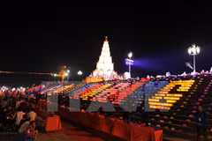 Oran por la paz en Vietnam durante Festival otoñal Con Son – Kiep Bac