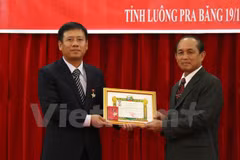Otorgan Medalla de Amistad a consulado general vietnamita en Laos