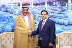 El primer ministro de Vietnam, Pham Minh Chinh, y el ministro de Industria y Minerales de Arabia Saudita, Bandar Ibrahim Al-Khorayef. (Foto: VNA)