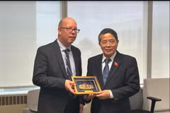 La vicepresidenta de la Asamblea Nacional, Nguyen Duc Hai, entrega regalos a representante de la Auditoriía de Canadá. (Foto: VNA)