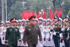 El general Phan Van Giang, ministro de Defensa de Vietnam y el teniente general Khrenin Viktor Gennadievich, ministro de Defensa de Belarús. (Fuente: VNA)