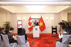 El ministro de Desarrollo Internacional de Canadá, Ahmed Hussen, habla con la prensa en Hanoi. (Foto: VNA)