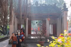 Visitantes en el Templo de Voi Phuc. (Foto: VNA)