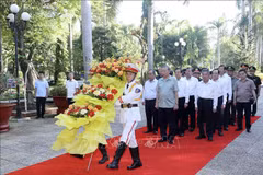 El presidente To Lam rinde homenaje al Presidente Ho Chi Minh en la provincia de Tra Vinh. (Foto: VNA)