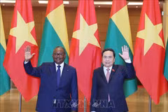 El presidente de la Asamblea Nacional de Vietnam, Tran Thanh Man, y el presidente de Guinea-Bissau, Umaro Sissoco Embaló, (Foto: VNA)