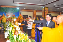 Los delegados realizan ritual de bañar al Buda. (Foto: Vietnam+)