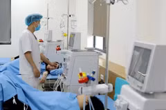 Atienden a personas que sufren intoxicación alimentaria en el hospital de Lac Viet. (Foto: VNA)