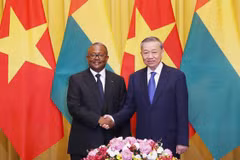 El secretario general del Partido Comunista y presidente de Vietnam, To Lam, y el presidente de Guinea-Bissau, Umaro Sissoco Embaló. (Foto: VNA)