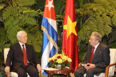 El secretario general Nguyen Phu Trong sostiene conversaciones con el primer secretario del Comité Central del Partido Comunista de Cuba, Raúl Castro, el 29 de marzo de 2018 en La Habana. (Foto: Tri Dung -VNA)