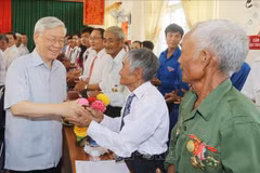 El secretario general Nguyen Phu Trong y los residentes de la comuna montañosa de Son Ha, distrito de Son Hoa, provincia de Phu Yen. (Foto: VNA)