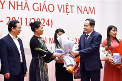 El presidente de la Asamblea Nacional, TranThanh Man, y los maestros. (Foto: VNA)