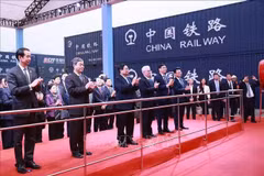 El primer ministro vietnamita, Pham Minh Chinh, visita el Parque Logístico Internacional de Chongqing. (Foto: VNA)