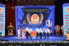 La entrega de la bandera de emulación al sector de educación de Hanoi. (Foto: VNA)