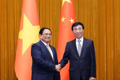 El primer ministro de Vietnam, Pham Minh Chinh, se reúne con Wang Huning, miembro del Comité Permanente del Buró Político del Comité Central del Partido Comunista de China (PCC) y presidente del Comité Nacional de la Conferencia Consultiva Política del Pueblo Chino (CCPPCh). Foto (VNA)