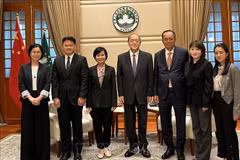 La cónsul general de Vietnam en Hong Kong y Macao, Le Duc Hanh, sostiene una reunión con el jefe ejecutivo de la Región Administrativa Especial de Macao (China), Ho Iat Seng, (Foto: VNA)
