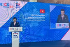 El subjefe de la Comisión de Relaciones Exteriores del Partido Comunista de Vietnam, Nguyen Minh Tam, habla en el foro. (Foto: VNA)