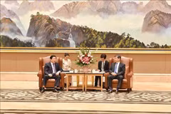 El miembro del Buró Político, secretario del Comité Central del PCV y jefe de su Comisión de Asuntos Internos, Phan Dinh Trac, y Zhou Zuyi, secretario del Comité partidista de Fujian. (Foto: VNA)