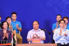 Primer ministro de Vietnam dialoga con trabajadores en parques industriales