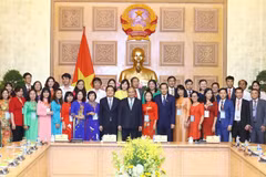 Premier de Vietnam dialoga con pedagogos destacados en Día nacional del Maestro