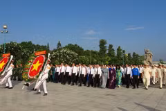 Rinden tributo a mártires en ocasión del Día de la reunificación nacional de Vietnam 
