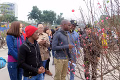 Estudiantes extranjeros en provincia vietnamita de Thai Nguyen saludan a Tet 2018