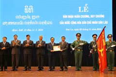 Dirigentes de provincia vietnamita condecorados con medallas y órdenes nobles de Laos