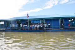 Inauguran escuela flotante para vietnamitas en Camboya